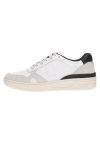 Zapatilla blanca con detalles en gris y talón negro. Presenta una parte superior de cuero suave, detalles en ante y una suela de goma texturizada.