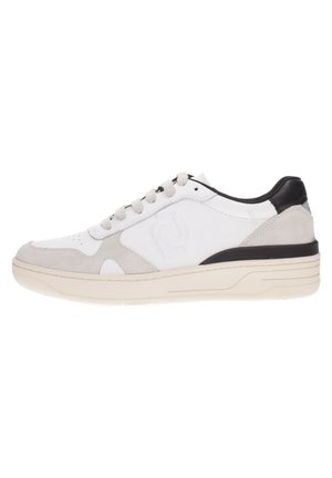 Baskets blanches avec des accents gris et un talon noir. Dotées d'un dessus en cuir lisse, de détails en suède et d'une semelle en caoutchouc texturée.