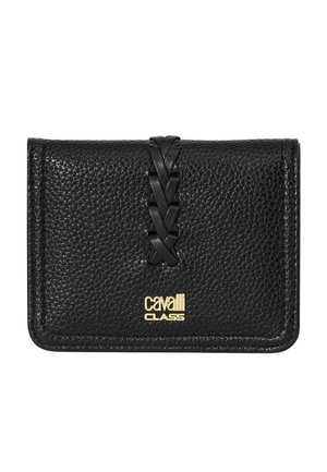Čierna kožená peňaženka s textúrou, s pleteným detailom vpredu a zlatým logom „Cavalli Class“ v strede dole.