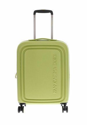 Grüner Hartschalenkoffer mit vier schwarzen Rollen und ausgezogenem Teleskopgriff, mit "Mandarina Duck" auf der Vorderseite geprägt.