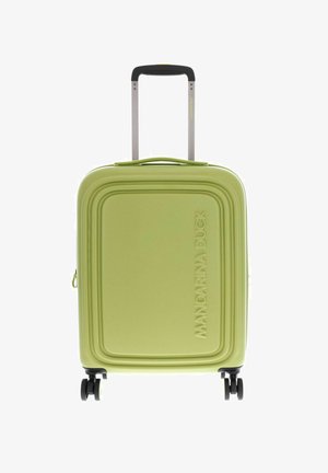 Grüner Hartschalenkoffer mit vier schwarzen Rollen und ausgezogenem Teleskopgriff, mit "Mandarina Duck" auf der Vorderseite geprägt.