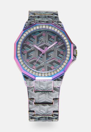 Buntes Guess-Uhr mit achteckigem Gehäuse, metallisch gemustertem Armband, Kristallakzenten und geometrischem Zifferblatt mit rosa Details.