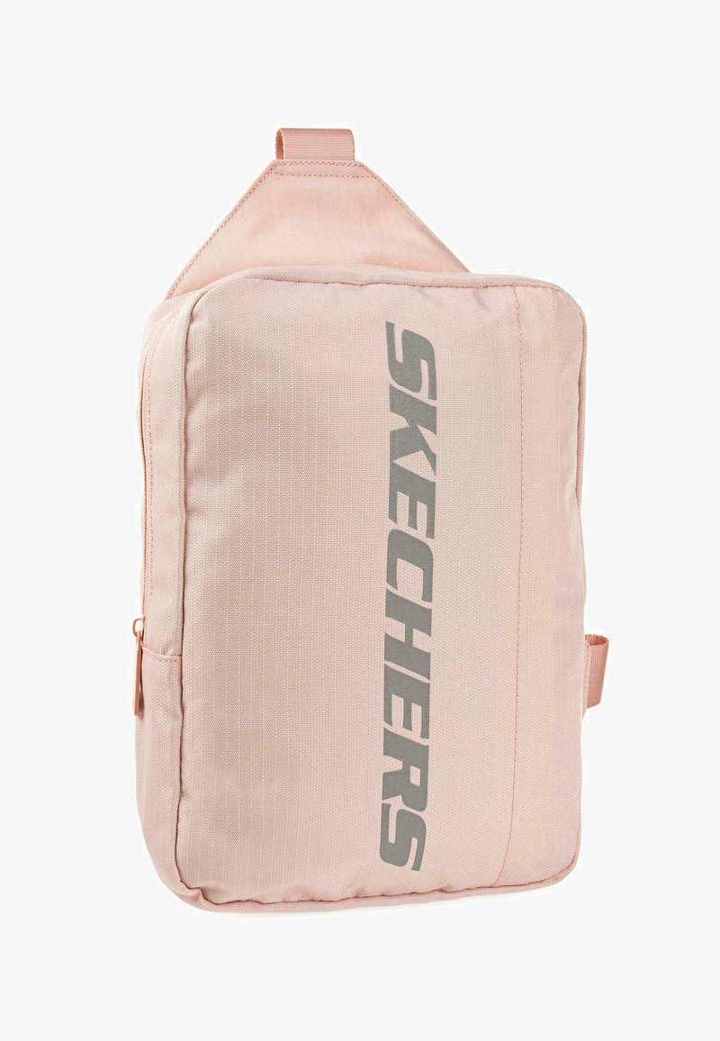 Mochila de tela rosa con forma rectangular, que presenta un destacado logo "SKECHERS" en gris en la parte frontal y una correa superior para llevarla.