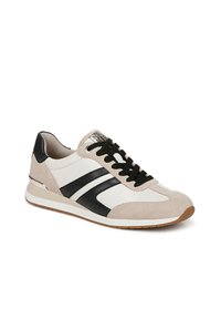 Sneakers sportivi in tessuto beige e bianco con dettagli in pelle nera,dotati di suola in gomma, lacci e una parte superiore con design testurizzato.