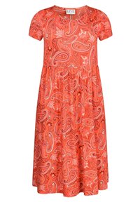 Czerwona sukienka w wzór paisley z krótkimi rękawami, okrągłym dekoltem i marszczoną talią. Wykonana z lekkiego materiału, z kwiatowymi akcentami i długością sięgającą do kolan.