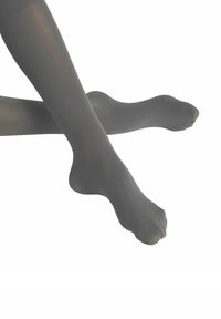 Grijze semi-doorzichtige panty’s met een gladde textuur, aansluitend ontwerp en verstevigde teennaden, gepresenteerd op gekruiste benen tegen een witte achtergrond.