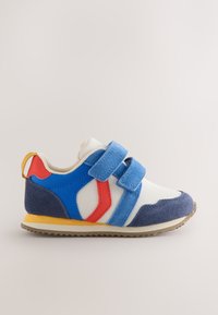 Basket enfant avec accents bleus et rouges, détails en suède bleu marine, languette de talon jaune et deux brides velcro bleues sur un fond clair.