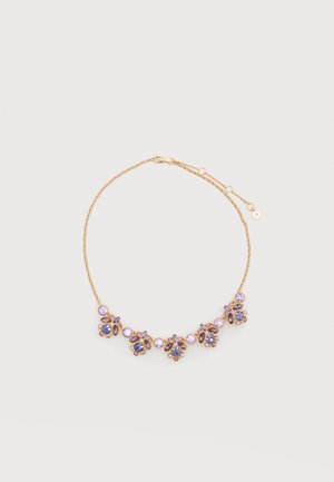 Arany nyaklánc, amely öt fürt lila és orgonalila drágakövet tartalmaz, virágmintákba rendezve, állítható kapoccsal.