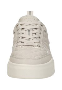 Beige sneakers met een gevoerd leren bovenwerk en gladde leren accenten. Dikke witte zool, met tonale veters en een stoffen hiel lus.