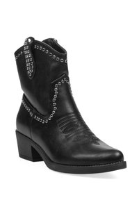 Botín de cuero negro con tacón bajo apilado, tachuelas decorativas plateadas a lo largo de la abertura y el lateral, y patrones cosidos en la parte frontal.