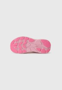 Semelle de chaussure avec une surface texturée, composée d'un matériau en caoutchouc rose. Le design inclut un motif ondulé et divers grips de traction.