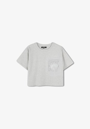 Camiseta corta gris de algodón con mangas cortas, cuello redondo y un bolsillo en el pecho con un logo impreso de DKNY.
