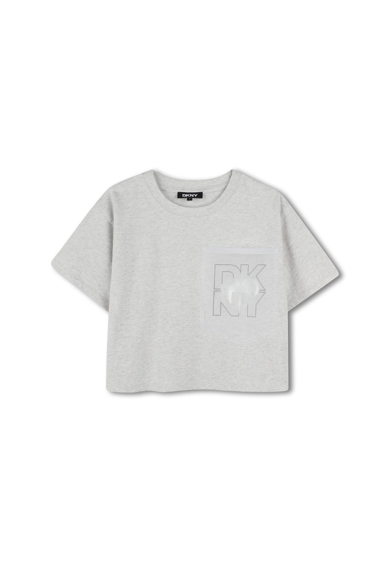 Camiseta corta gris de algodón con mangas cortas, cuello redondo y un bolsillo en el pecho con un logo impreso de DKNY.