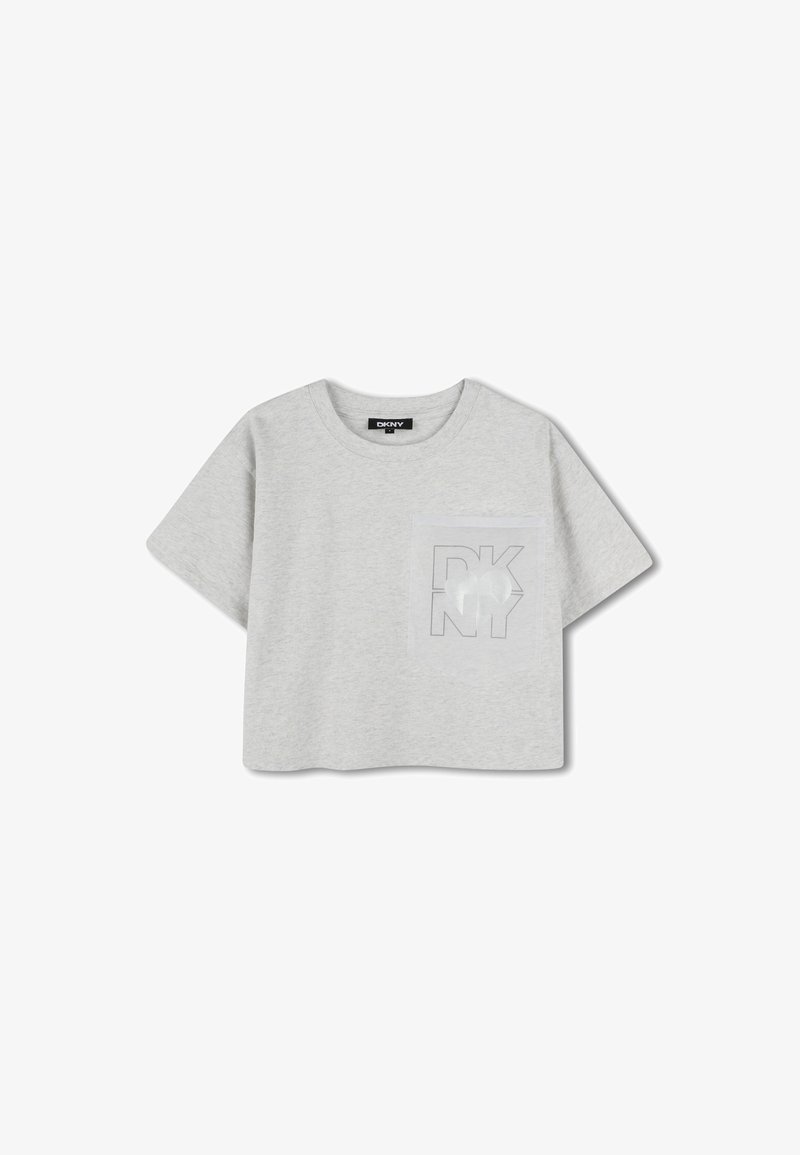 Camiseta corta gris de algodón con mangas cortas, cuello redondo y un bolsillo en el pecho con un logo impreso de DKNY.