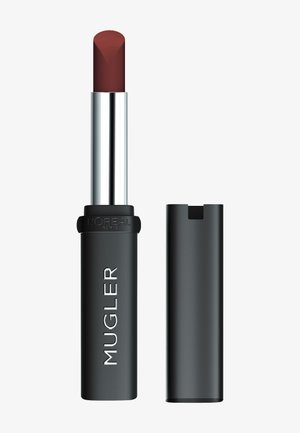 Il rossetto MUGLER in formato bullet presenta un colore burgundy opaco. Il cappuccio è nero con dettagli in argento e il nome del marchio è impresso.