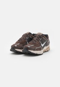 Nike Sportswear ZOOM VOMERO 5 - Sporta apavi - baroque brown/chrome/light orewood brown/hemp/black/white