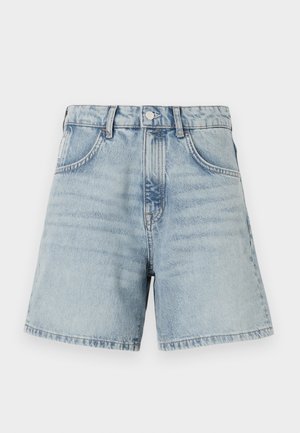 Gaiši zili džinsu šorti ar augstu jostasvietu, piecu kabatu dizainu un neapstrādātu apakšmalu. Audums ir mazliet izbalējis ar redzamām šuvju detaļām.