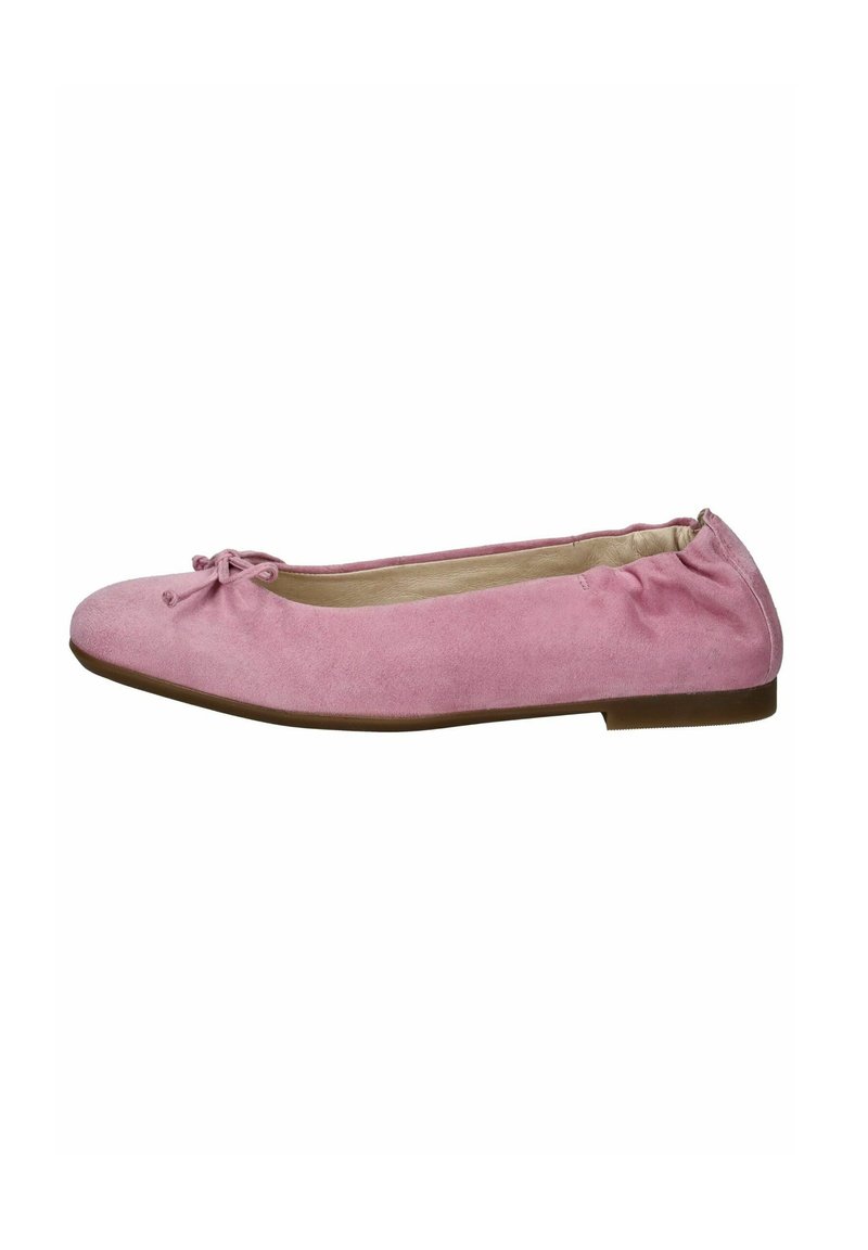 Ballerine en daim rose avec un bout arrondi, petit nœud à l'avant et semelle flexible de couleur marron clair. Design simple et texture lisse.
