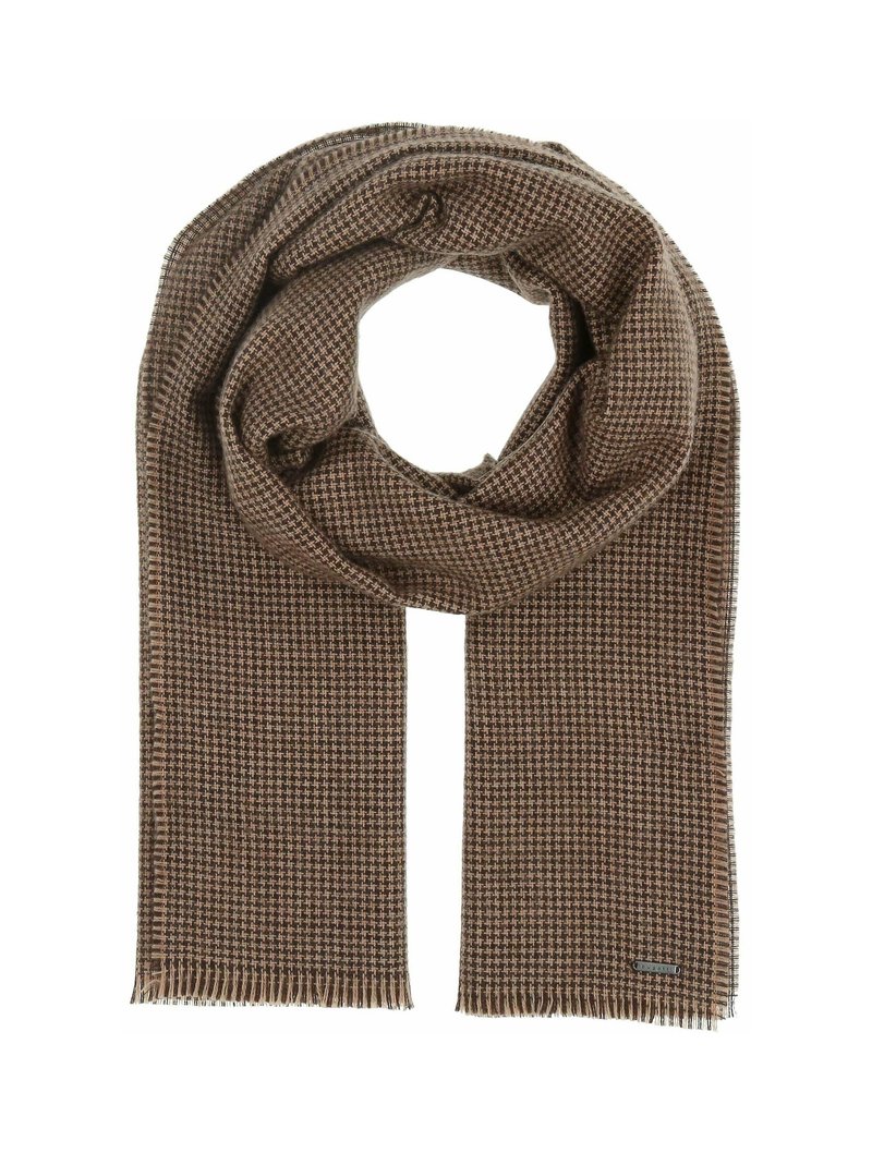 Fular maro cu un model houndstooth, realizat dintr-un material moale. Are margini destrămate și o etichetă mică a brandului pe o latură.