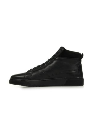 Sneaker alte nere realizzate in pelle e scamosciato, con lacci frontali, texture liscia e suola in gomma dal design minimal.