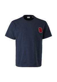 Marineblaue Baumwoll-T-Shirt mit kurzen Ärmeln, rundem Halsausschnitt und einem strukturierten roten Applikationsdetail der Zahl 8 auf der linken Brust.