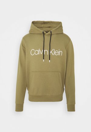 Olivově zelená mikina s kapucí s přední kapsou, černým stahovacím provázkem a bílým logem "Calvin Klein" vytištěným na hrudi. Žebrované manžety a lem.