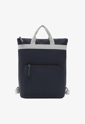 Laivastonsininen kangaskassi harmaalla hihnalla, valmistettu synteettisestä materiaalista. Siinä on kaksinkertaiset yläkahvat ja etupuolella vetoketjullinen tasku. Neliönmuotoinen.