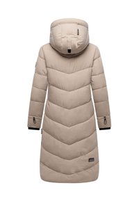 Manteau d'hiver long beige matelassé avec capuche attachée, boucles de poignet noires ajustables, et une petite étiquette de marque près de l'ourlet, montré de l'arrière.