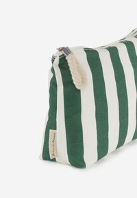 Pochette a righe con tessuto verde e crema, dotata di chiusura con zip, una linguetta in corda intrecciata e un piccolo etichetta con logo sul lato.