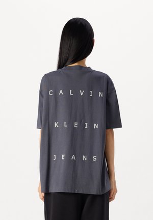 Calvin Klein Jeans BOYFRIEND TEE - T-shirts med print - washed black