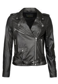 Schwarze Leder-Motorradjacke mit einem geschlitzten Kragen, Reißverschlusstaschen und einem Gurtbund. Glatte Textur mit metallischen Hardware-Akzenten.