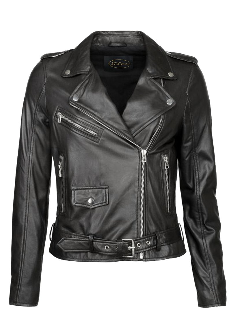 Schwarze Leder-Motorradjacke mit einem geschlitzten Kragen, Reißverschlusstaschen und einem Gurtbund. Glatte Textur mit metallischen Hardware-Akzenten.