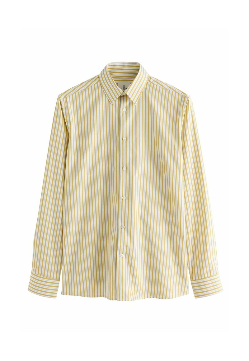 Camisa de botones amarilla clara con rayas verticales blancas y de un amarillo más oscuro, de mangas largas y con un cuello clásico. Textura de tela suave.