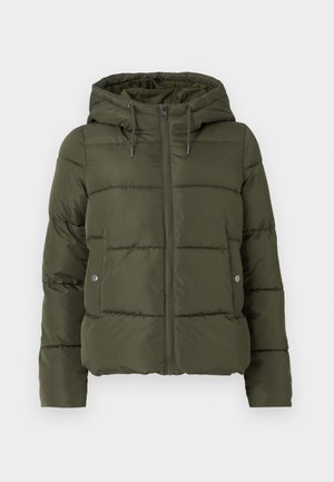 Giubbotto imbottito verde oliva con cappuccio, chiusura con zip e tasche laterali. Presenta un motivo a righe orizzontali e un cordino regolabile attorno al cappuccio.