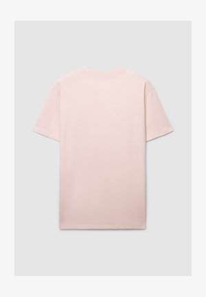 T-shirt rosa chiaro a maniche corte realizzata in cotone morbido. Design classico con scollo rotondo senza motivi o decorazioni visibili.
