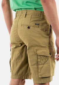 Pantaloni cargo khaki in cotone, con tasche a pattina, chiusura con bottone e dettagli elastici sui lati. Design semplice.