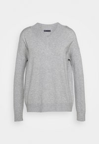 Sweater gris à col en V fabriqué en tissu tricoté doux. Doté de manches longues et d'une coupe décontractée avec des poignets et un ourlet côtelés. Pas de motifs ni d'accents.