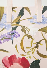 Ted Baker FLORAL PRINTED SMALL ICON BAG - Borsa a mano - light pink
