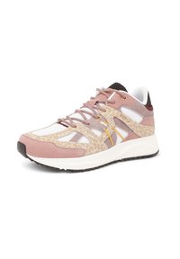 Baskets en maille blanche, suède rose, superpositions à imprimé léopard, accents jaunes, contrefort noir et semelle épaisse blanche, orientées vers la gauche sur un fond blanc.