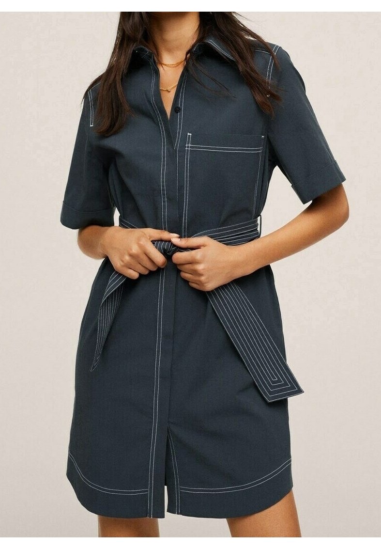 Robe courte bleu marine foncé en coton, dotée de manches courtes, d'une poche avant, d'une taille ceinturée et de détails de surpiqûres blanches.