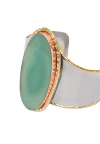 Bracciale in argento con una grande pietra verde ovale liscia incastonata da un bordo testurizzato in oro e rame.