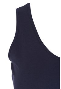 Top sin mangas de color azul marino con tirantes anchos, hecho de una tela suave. Presenta un diseño ajustado con costuras visibles a lo largo de los bordes.
