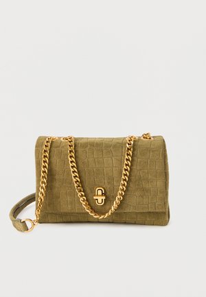 Sac à main texturé vert olive avec bandoulière chaîne et fermoir couleur or, forme rectangulaire, posé sur un fond blanc.