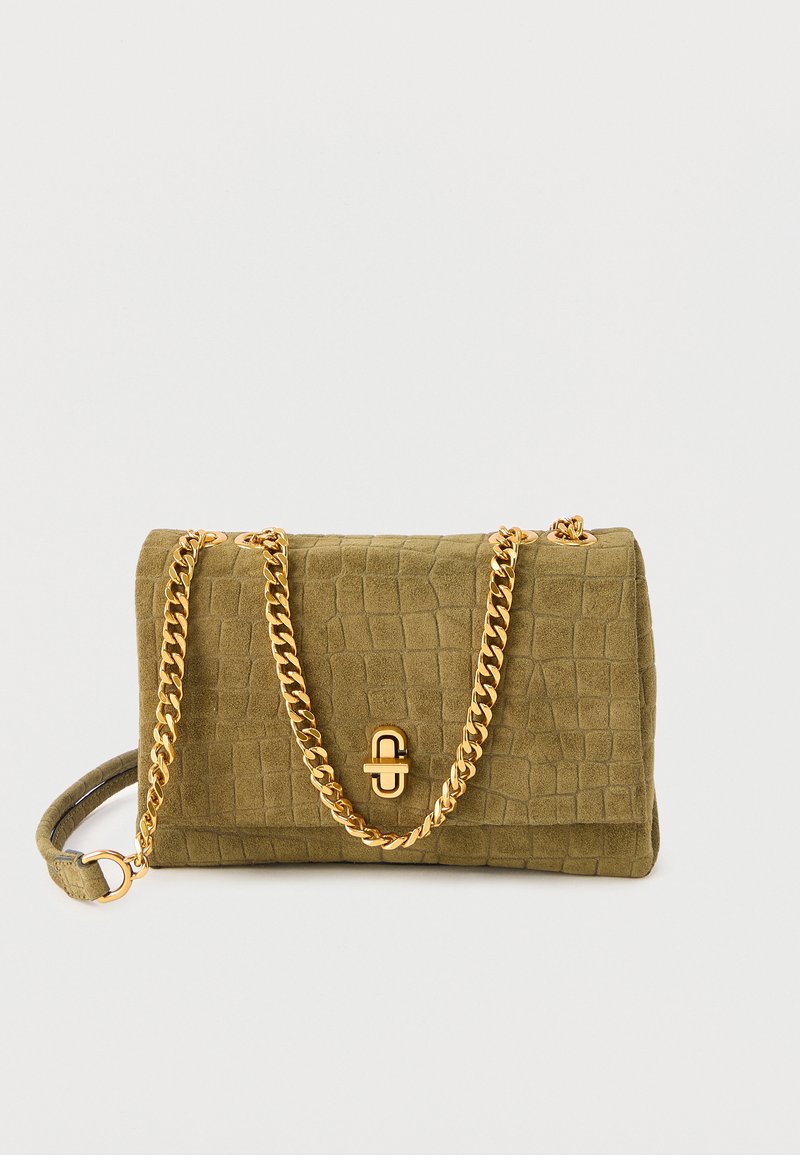 Τσαντάκι ώμου σε ελαιδί πράσινο με υφή, αλυσίδα και κούμπωμα σε χρυσό τόνο, ορθογώνιο σχήμα, ακουμπισμένο σε λευκό φόντο.