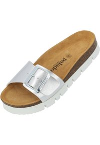 Silberne metallische Rutschsandale mit einem breiten Riemen, großen Schnallendetails und einer strukturierten Fußbett. Weiße Gummisohle mit einem kontrastierenden braunen Untergrund.