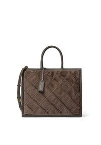 Sac fourre-tout marron matelassé avec un tissu texturé, des accents en cuir, des poignées doubles et une bandoulière amovible. Présente une petite étiquette logo.