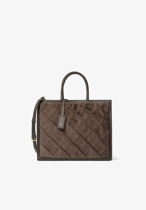 Braune gesteppte Tragetasche mit strukturiertem Stoff, Lederakzenten, zwei Griffen und einem abnehmbaren Schultergurt. Hat ein kleines Logoschild.