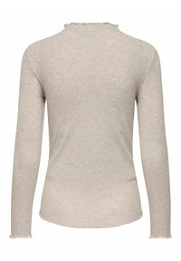 Langslavige top in lichtbeige ribgebreide stof. Beschikt over een ronde halslijn met een rafelige rand en een getailleerde pasvorm.