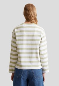 Langsleeve gestreepte top met afwisselend lichtgroene en witte strepen. Gemaakt van zachte katoen met een ronde halslijn en een relaxte pasvorm.