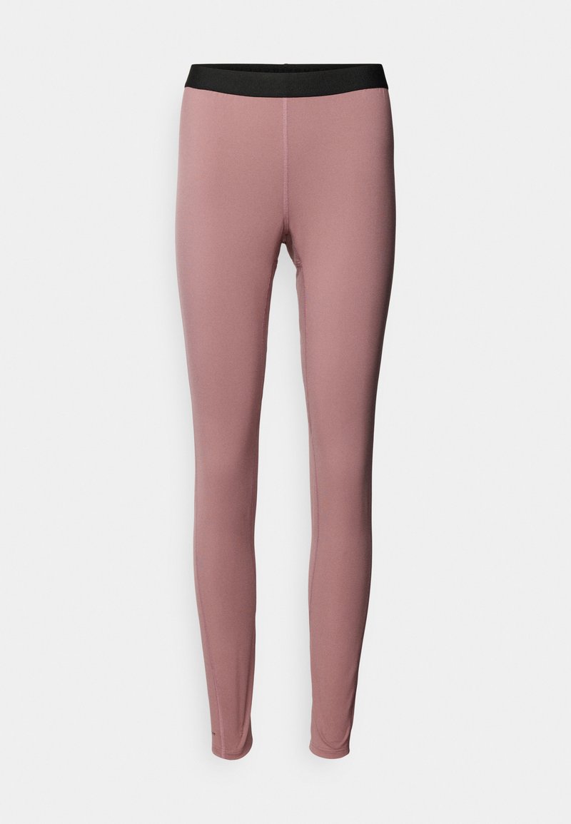 Leggings en tissu rose doux, avec une taille élastique noire. Texture lisse avec un design ajusté, se rétrécissant vers les chevilles.